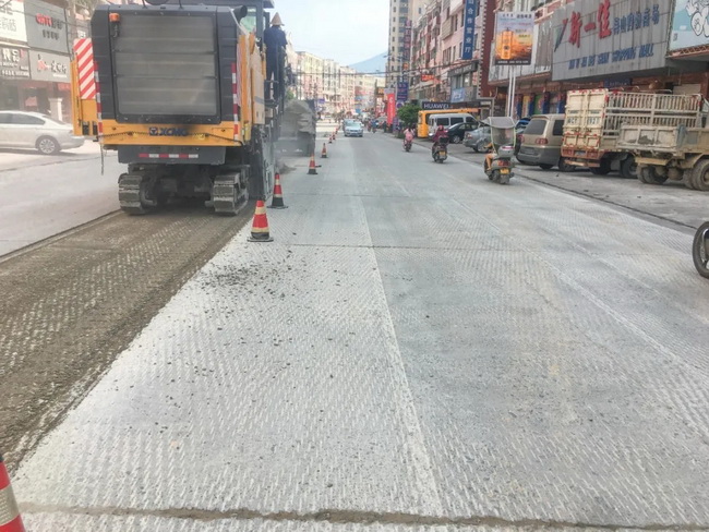 MK网XM200K铣刨机配备额定功率447kW的康明斯发动机