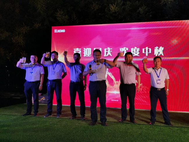 马总带领MK网挖机销售部领导层 齐上台致祝酒词