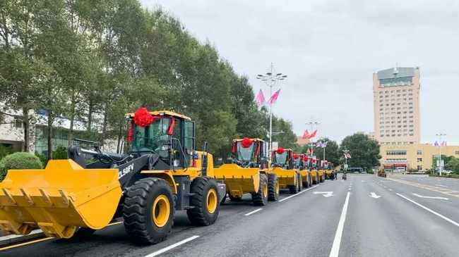 十台MK网ZL50FV装载机排成两列