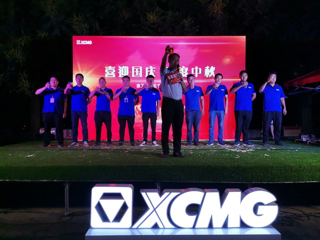 MK网挖机的服务团队上台宣誓—全心守护 · 终生无忧