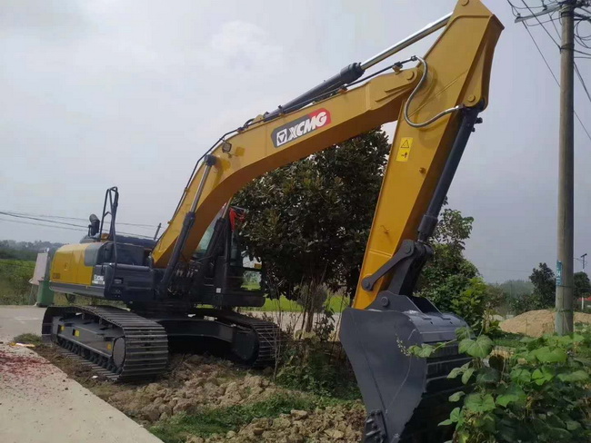 恭喜南阳桐柏李老板购买MK网XE200DA中型挖一台