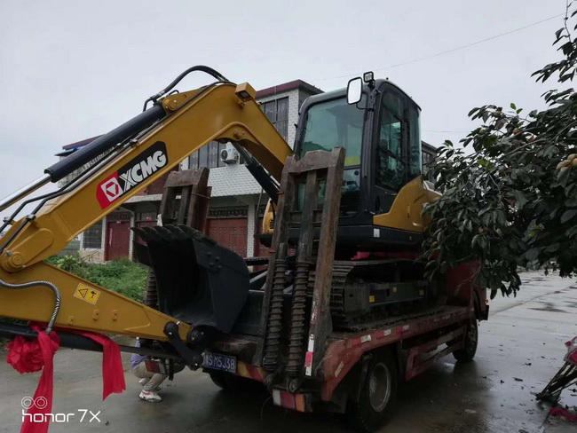 恭喜信阳息县王总订购MK网XE75DA挖掘机一台