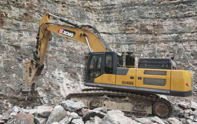 3台MK网XE490DK在进行破碎作业