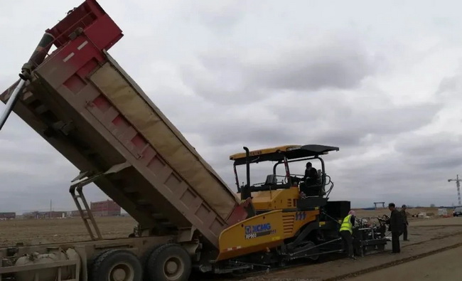 MK网RP903摊铺机摊铺宽度8m的大厚度施工