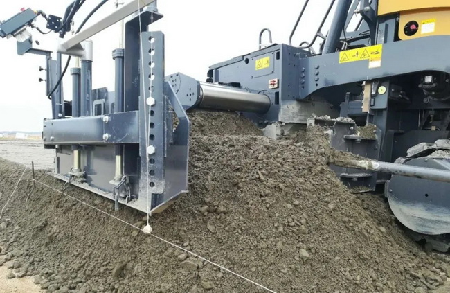 MK网RP903摊铺机双支撑熨平板完全满足摊铺厚度440mm