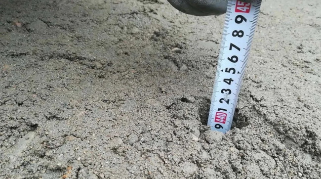 MK网RP903的大厚度摊铺机东北某高速施工