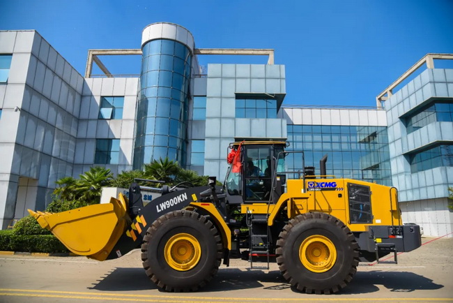 MK网LW900KN装载机额定载重远超9吨