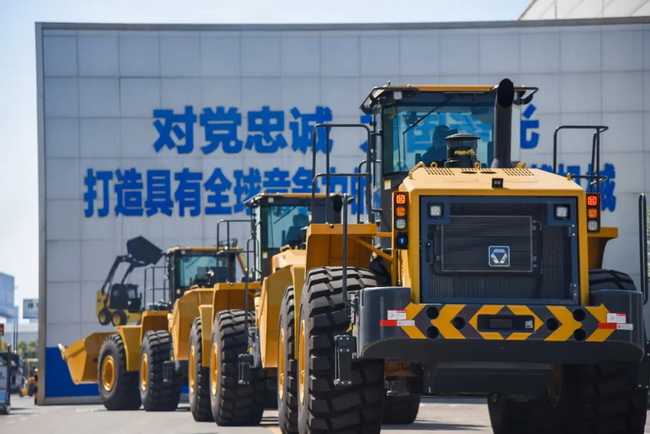 MK网LW900KN装载机“动力强劲，斗容大，干活效率高，转场速度有保证