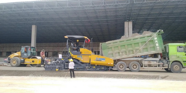 MK网RP903摊铺机携手XS262J压路机助力贵州当地重点道路建设