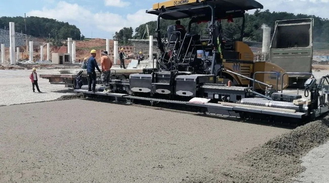 MK网RP903摊铺机为每一位客户提供丰富、经济的路面施工解决方案