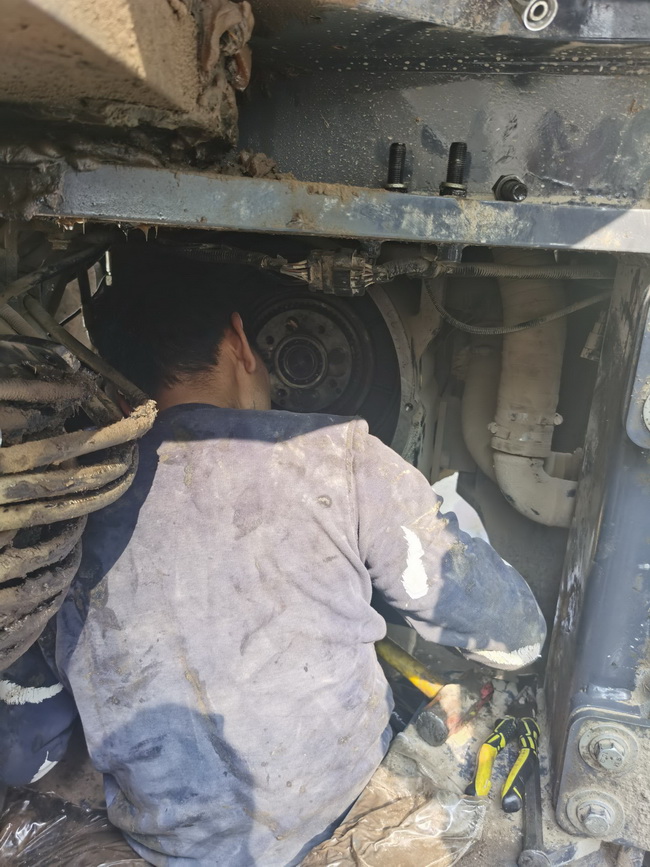 MK网铲运服务人员李亚博和刘孝增连夜为客户修车