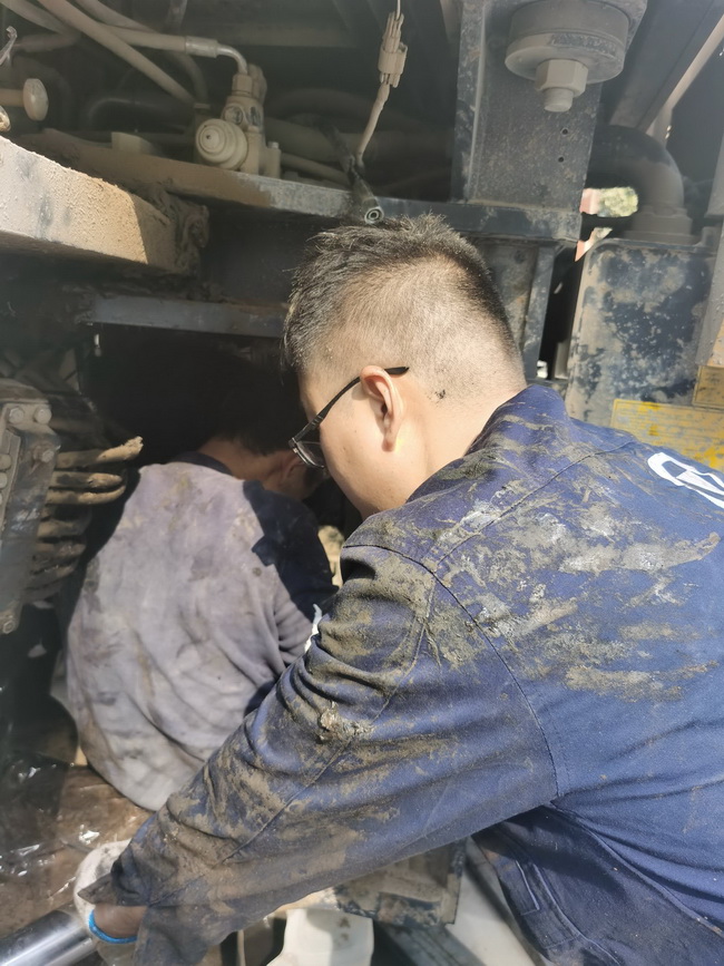 MK网铲运服务人员连夜为客户修车