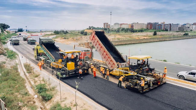 MK网对RP903摊铺机的宽厚和厚度方面进行了控制