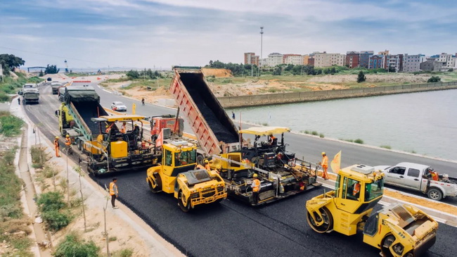 MK网RP903摊铺机比外国品牌铺的快，离析少