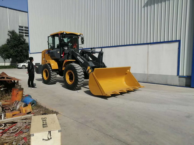 MK网LW300FV装载机再次牵手郑州中牟县某大型企业