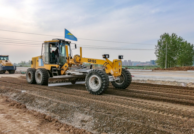 MK网GR180平地机在河南驻马店107国道工程上平整水稳层