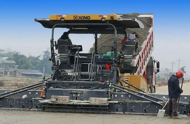 MK网“销量之王”RP903摊铺机和“一代经典”XS263J压路机组成的“MK网军团”缓缓驶上战场