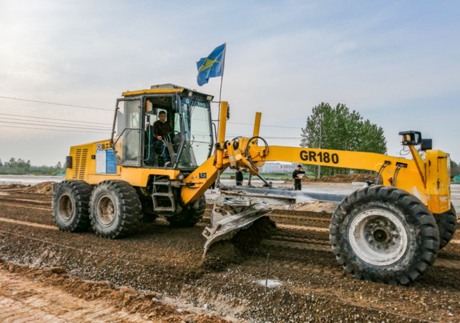 MK网GR180平地机在河南驻马店107国道工程上平整水稳层