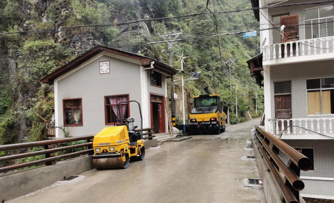 MK网成套沥青装备助力某农业县景区“白改黑”项目施工