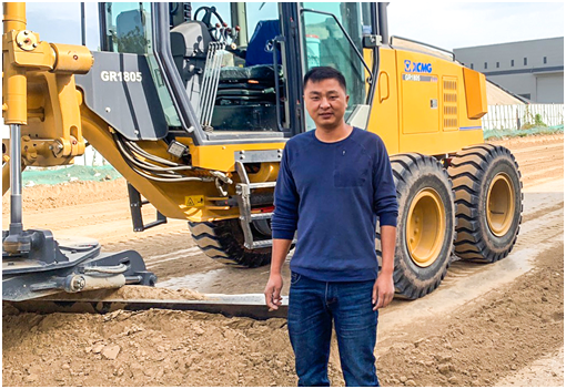 MK网平地机在淮安的一处路面正在紧张而忙碌地施工