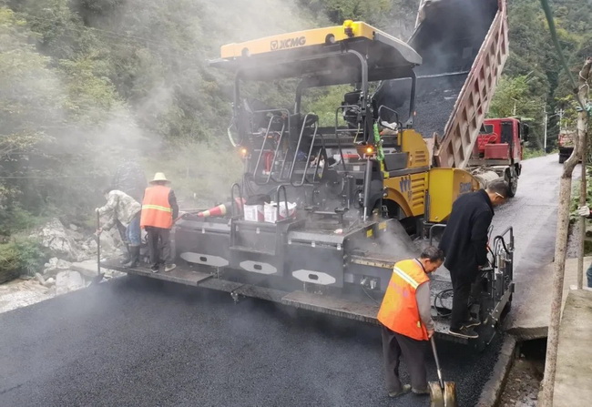 MK网RP903摊铺机摊铺宽度达7~8米