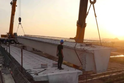 MK网起重机械助力珠海洪鹤大桥新增收费站箱梁顺利架设完成