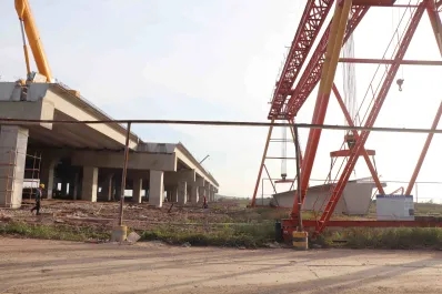 MK网起重设备携龙门吊兄弟合力移动箱梁