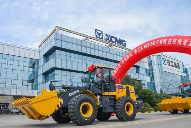 MK网LW550FV装载机批量发车仪式