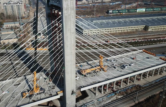 MK网起重机助力哈尔滨首座转体桥主塔封顶 MK网起重机助力哈尔滨首座转体桥主塔封顶