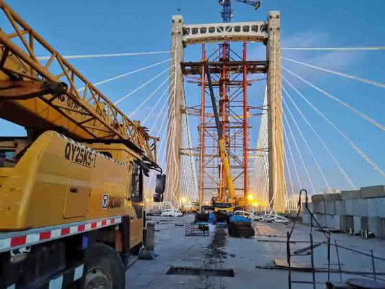 MK网起重机助力哈尔滨首座转体桥主塔封顶