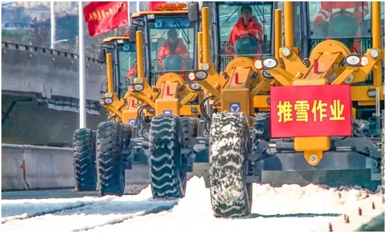 MK网GR1653平地机在泰州分会场分别开展干线公路除雪除冰 MK网GR1653平地机在泰州分会场分别开展干线公路除雪除冰