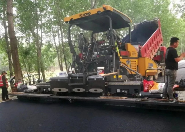 MK网RP903摊铺机精准摊铺河南某重点工程