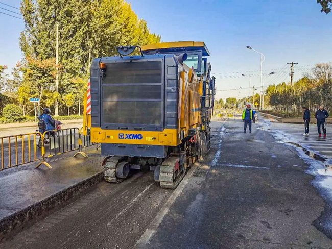 MK网XM200KII铣刨机采用“沥青层+水稳层”一刀切的施工工艺