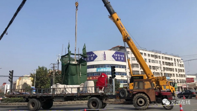 MK网吊车助力邓州大东关范仲淹像顺利搬迁 MK网吊车助力邓州大东关范仲淹像顺利搬迁
