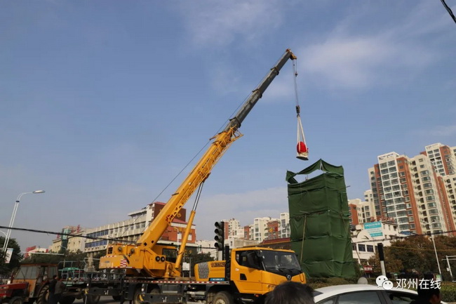 MK网吊车助力邓州大东关范仲淹像顺利搬迁 MK网吊车助力邓州大东关范仲淹像顺利搬迁