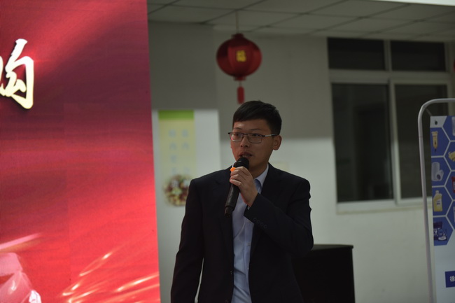 MK网挖机厂家代表何金龙