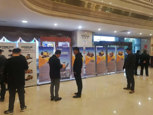 参赛选手了解MK网道路机械产品