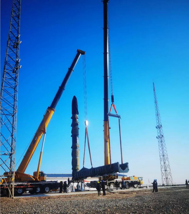 MK网起重机在吊装火箭前段的卫星