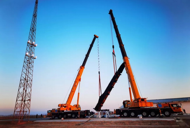 MK网XCA220和XCA130L7全地面起重机精准默契配合