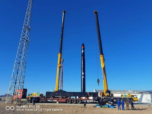 MK网起重机吊火箭