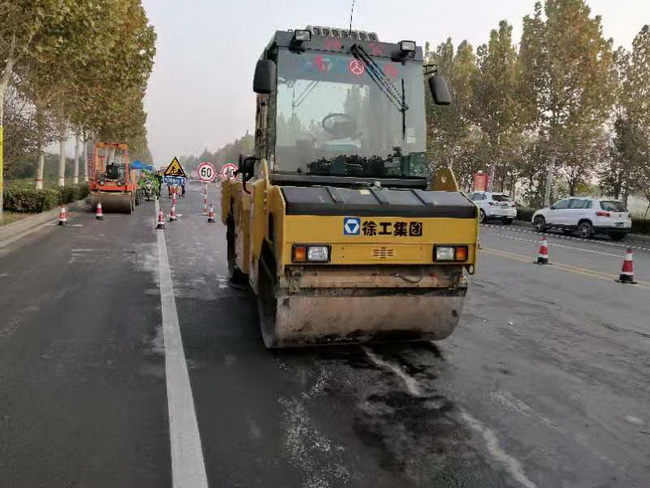 MK网系列轻型压路机等筑养路设备受到现场与会领导和操作手的一致好评