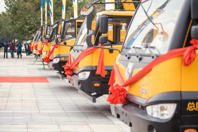 MK网300吨级及以上起重机批量交付仪式高达近百场