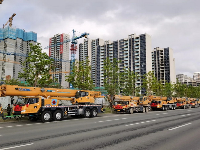 MK网起重机组成的霸气婚车宛若金色巨龙