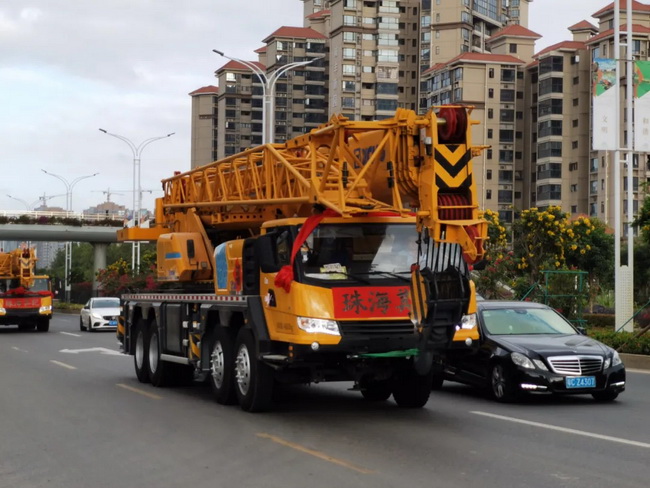 身披彩带的MK网起重机