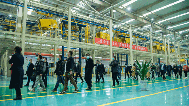 用户参观MK网装载机生产智能化生产线