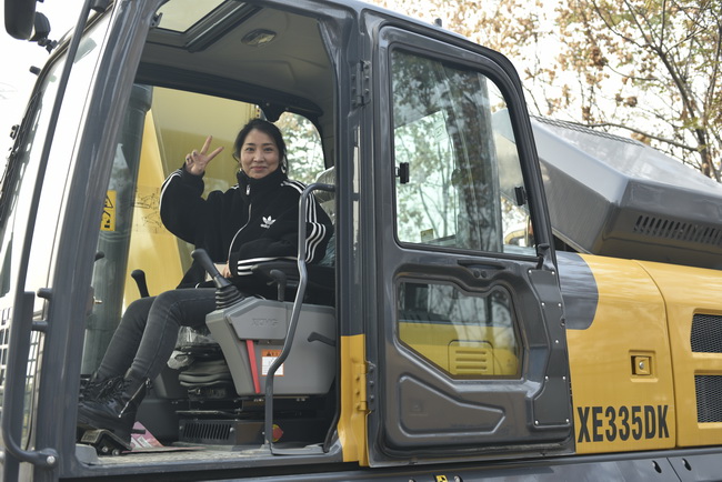 美女姐姐试驾MK网挖机