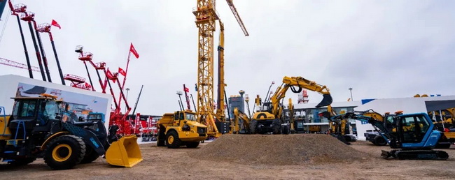 MK网大型工程机械情景剧“钢铁雄兵”的全球首秀 MK网大型工程机械情景剧“钢铁雄兵”的全球首秀