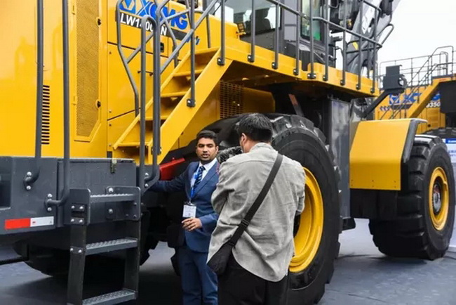 MK网LW1400KN超大吨位装载机