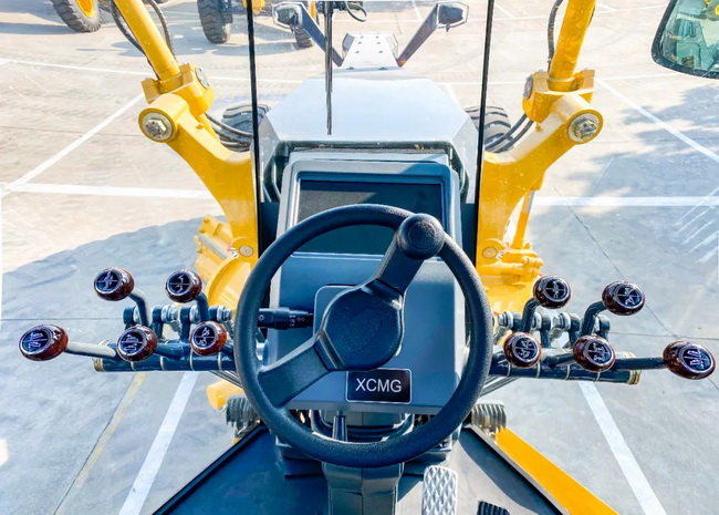 MK网五系列平地机出类拔萃的人机工程