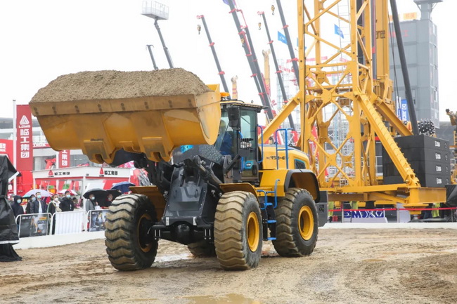 MK网XC958-EV纯电动装载机采用行业先进的三电机设计技术